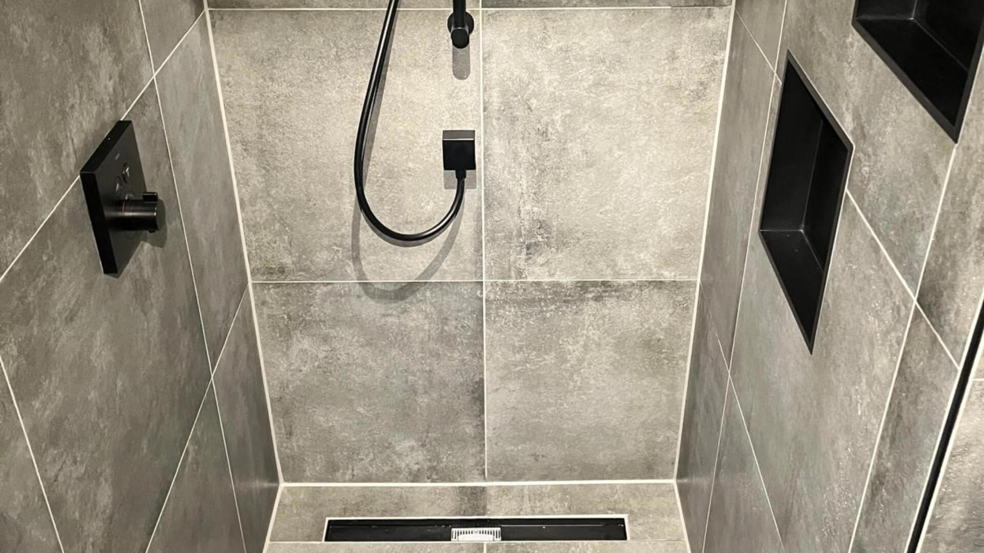 Badkamer die gekit is