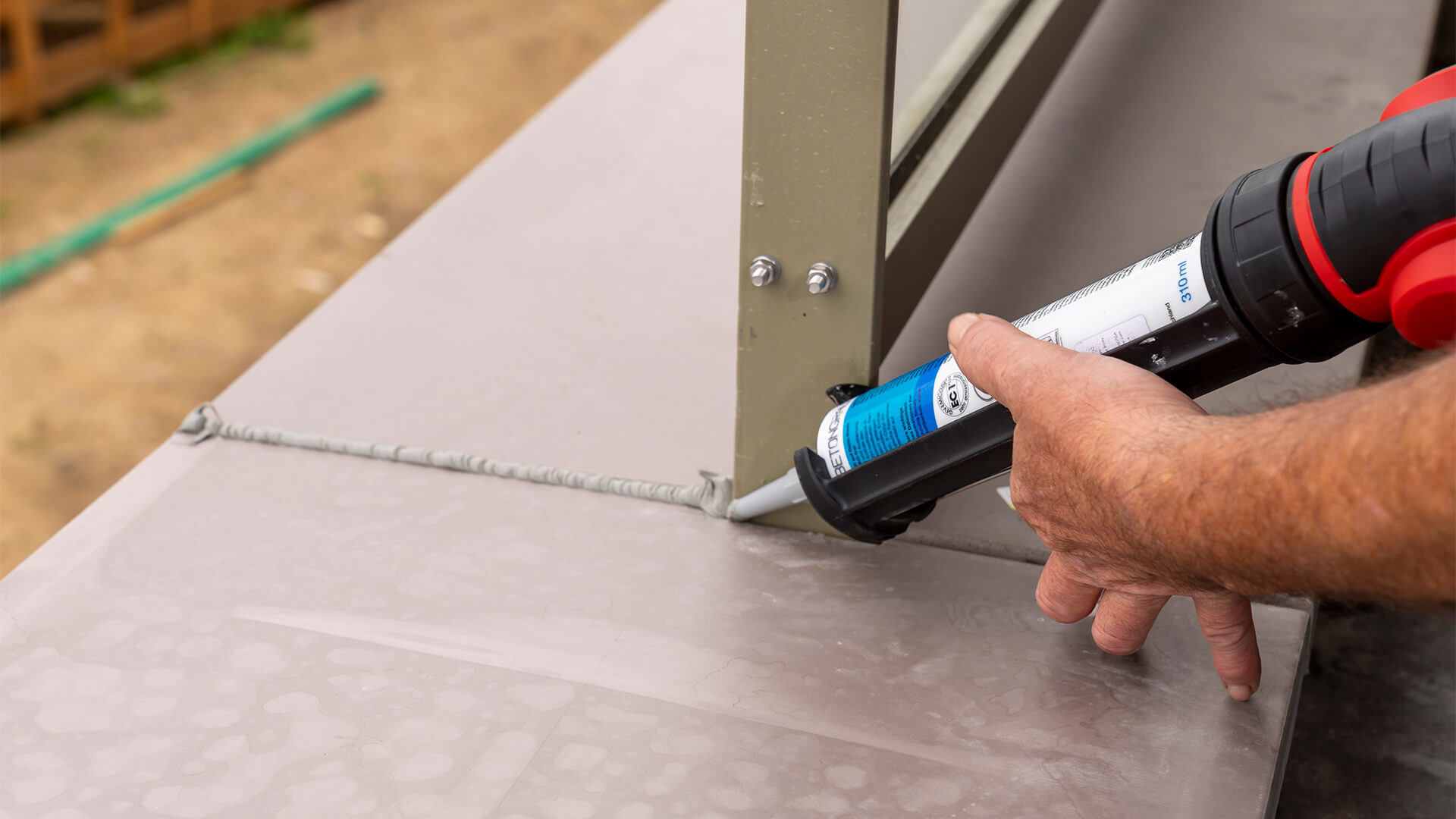 Vensterbank kitten op locatie