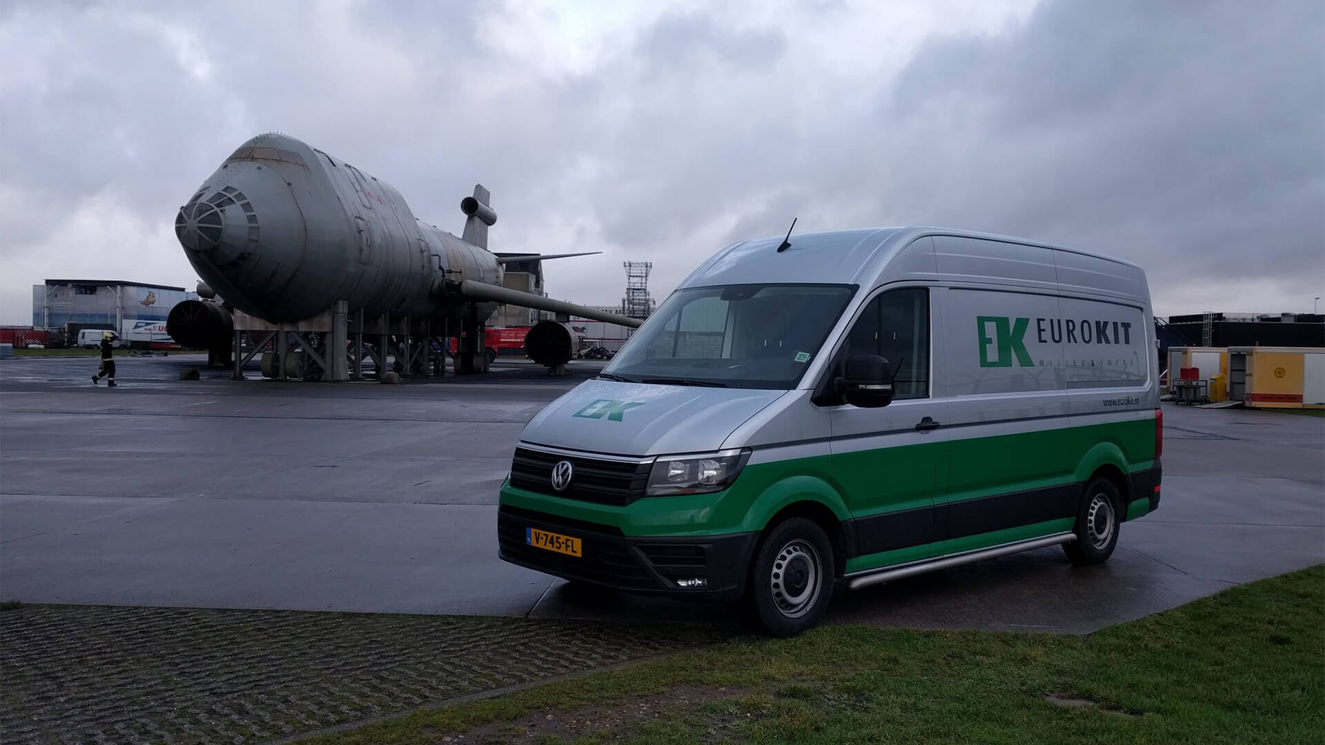 Bedrijfsbusje bij vliegtuig