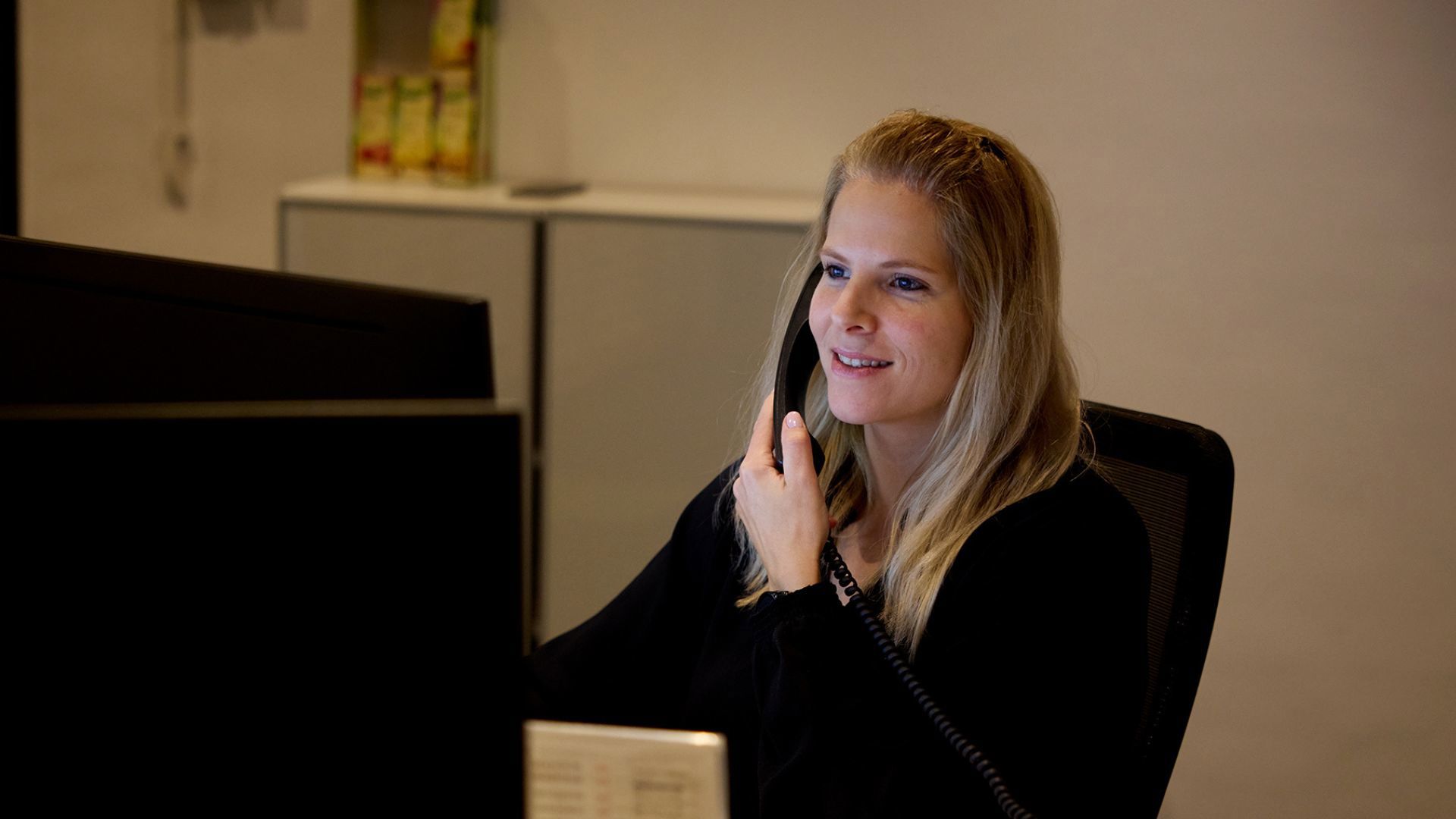 Nienke op kantoor telefonerend